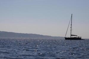 affittato barca viaggio su il mare, andare in barca lungo il costa. andare in barca barca foto