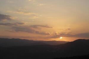 tramonto dietro a il montagne, Spagna foto