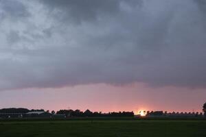 tramonto nel il Olanda foto