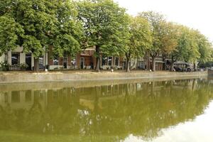Spaarndam, un' simpatico villaggio collocato su il sparne fiume e un' lago. il serrature siamo caratteristica di Questo posto., il Olanda foto