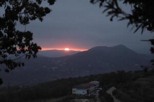 tramonto nel il montagne di Spagna foto