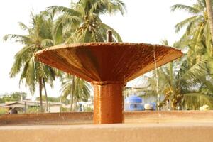 Fontana e bene con minerale acqua nel possotome, benin foto