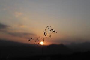 tramonto dietro a il montagne, Spagna foto