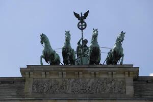 Brandenburger tor monumento nel Berlino foto