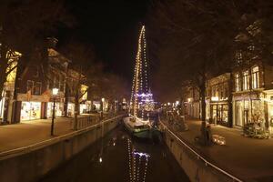 Harlingen un' città di il mare, un' pesca villaggio durante Natale tempo foto