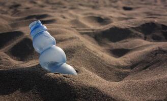 rifiuti sulla sabbia di una spiaggia italiana foto