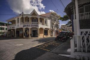 bayahibe domenicano repubblica 23 dicembre 2019 bayahibe città centro con strada e edificio foto