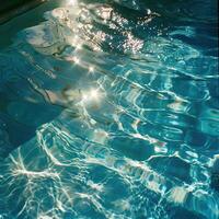 luce del sole riflettendo via il superficie di un' nuoto piscina. foto