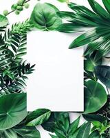 ultra realistico vuoto bianca carta, Là erano le foglie ammucchiati su dietro a il carta di minimalista acquerello bellissimo tropicale le foglie foto