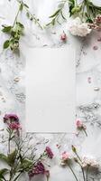 aereo fotografia flatlay stile con vuoto arte carta, in cima pulito marmo bianca tavolo superiore e fresco fiori posto in giro il Schermo, foto