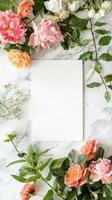 aereo fotografia flatlay stile con vuoto arte carta, in cima pulito marmo bianca tavolo superiore e fresco fiori posto in giro il Schermo, foto