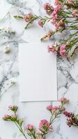 aereo fotografia flatlay stile con vuoto arte carta, in cima pulito marmo bianca tavolo superiore e fresco fiori posto in giro il Schermo, foto