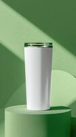avvicinamento di un' bianca colore 20 once dritto magro bicchiere include coperchio su un' podio con verde sfondo, Prodotto modello foto