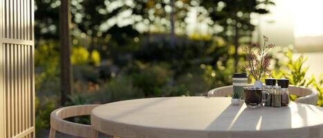 un' spazio per Schermo il tuo Prodotto su un' di legno tavolo su un all'aperto terrazza sala con un' verde giardino. foto