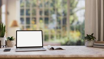 casa ufficio spazio di lavoro, un' schermo bianco il computer portatile computer modello su un' tavolo nel un' confortevole camera. foto