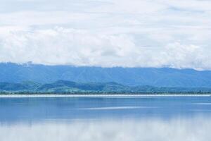 paesaggio panoramico Visualizza di il lago, foresta, e montagne nel Tailandia. bellissimo natura sfondo, guardare e sensazione rilassato. natura aiuta creare nuovo ispirazione per noi sempre foto