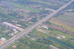 aereo Visualizza di agricolo campo, fiume, strada, e paesaggio urbano è visto attraverso il aereo finestra foto