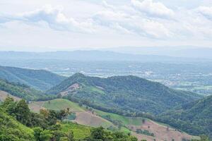 panoramico Visualizza di montagne. natura fotografia. pieno telaio con spazio per testo foto