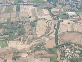 aereo Visualizza di agricolo campo, fiume e nuvole visto attraverso aereo finestra foto