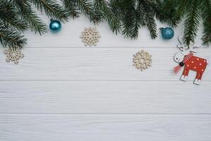 Natale abete albero con decorazione e luccica su di legno sfondo. Natale sfondo su il bianca di legno scrivania. foto