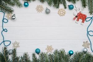 Natale abete albero con decorazione e luccica su di legno sfondo. Natale sfondo su il bianca di legno scrivania foto