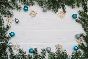 Natale abete albero con decorazione e luccica su di legno sfondo. Natale sfondo su il bianca di legno scrivania foto