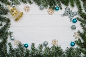 Natale abete albero con decorazione e luccica su di legno sfondo. Natale sfondo su il bianca di legno scrivania foto