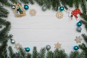 Natale abete albero con decorazione e luccica su di legno sfondo. Natale sfondo su il bianca di legno scrivania foto