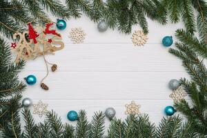 Natale abete albero con decorazione e luccica su di legno sfondo. Natale sfondo su il bianca di legno scrivania foto