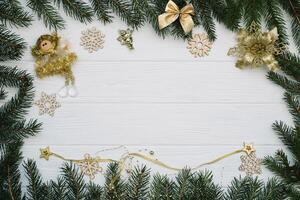 Natale abete albero con decorazione e luccica su di legno sfondo. Natale sfondo su il bianca di legno scrivania foto