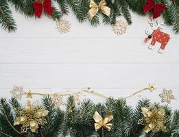 Natale abete albero con decorazione e luccica su di legno sfondo. Natale sfondo su il bianca di legno scrivania foto