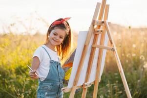 formazione scolastica, scuola, arte e painitng concetto - poco alunno ragazza pittura immagine. foto