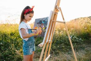 formazione scolastica, scuola, arte e painitng concetto - poco alunno ragazza pittura immagine foto