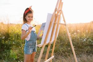 bella talentuoso femmina pittore pittura su cavalletto, fabbricazione colorato schizzi, la creazione di marino paesaggio. bellissimo femmina artista pittura con acquerello vernici. creatività e immaginazione concetto foto