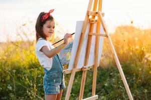 formazione scolastica, scuola, arte e painitng concetto - poco alunno ragazza pittura immagine. foto