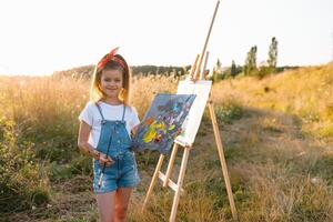 poco ragazza è pittura immagine all'aperto foto