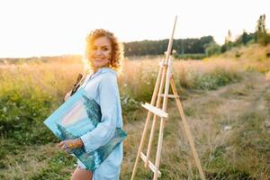 bella talentuoso femmina pittore pittura su cavalletto, fabbricazione colorato schizzi, la creazione di marino paesaggio. bellissimo femmina artista pittura con acquerello vernici. creatività e immaginazione concetto foto