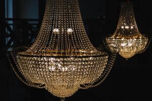 elegante lusso lampadario nel un' lusso ristorante. cristallo lampadario foto