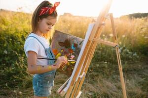 formazione scolastica, scuola, arte e painitng concetto - poco alunno ragazza pittura immagine. foto