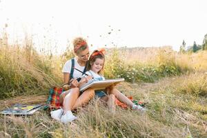 madre insegna figlia dipingere nel parco. soleggiato natura, mamma e figlia dipingere un' immagine nel un' parco , pittura un' poco bambino, bambino creatività. La madre di giorno. foto