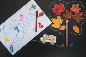 indietro per scuola concetto. scuola e ufficio forniture su lavagna sfondo foto