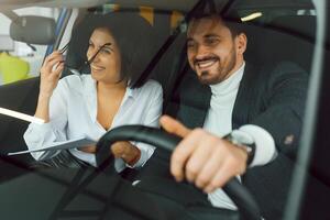 giovane attività commerciale persone Lavorando insieme mentre in viaggio di un' macchina. foto