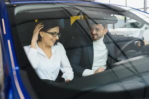 giovane attività commerciale persone Lavorando insieme mentre in viaggio di un' macchina. foto