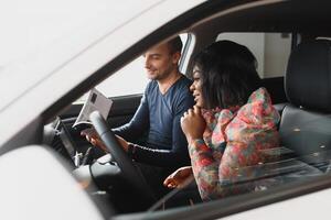 bellissimo giovane africano donna acquisto un' auto a concessionaria foto