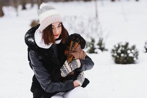 il ragazza passeggiate con un' cane nel il inverno. foto