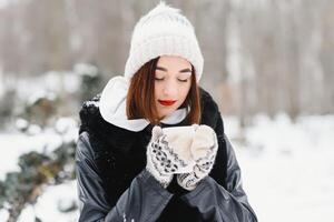 attraente giovane donna nel inverno tempo all'aperto. neve, vacanze e stagione concetto. foto