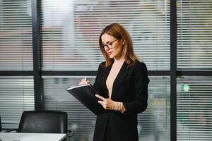 ritratto di sorridente moderno attività commerciale donna nel ufficio foto