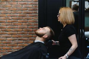 cliente durante barba rasatura nel barbiere negozio foto