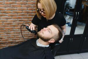 cliente durante barba rasatura nel barbiere negozio foto