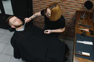 cliente durante barba rasatura nel barbiere negozio foto